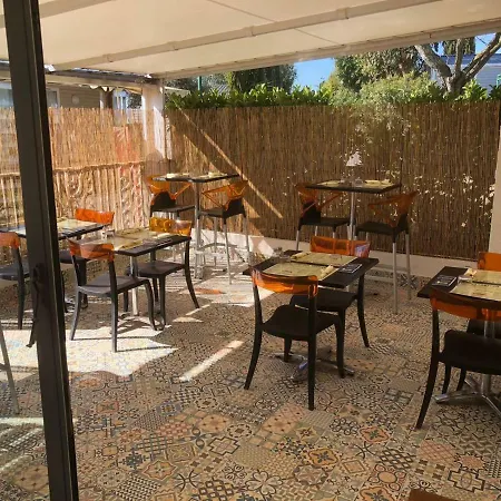 אתר קמפינג Les Acacias 4*