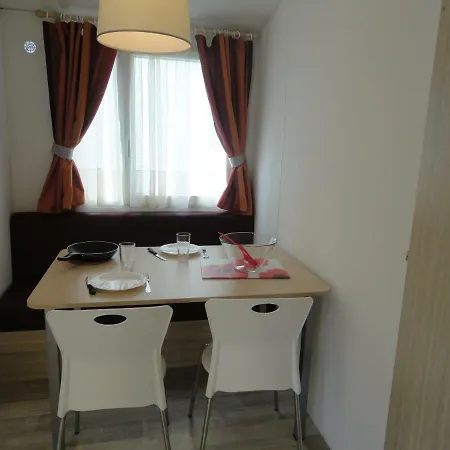 אתר קמפינג Les Acacias