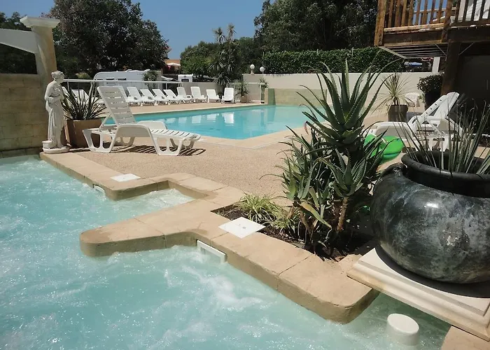 مكان تخييم Les Acacias 4*