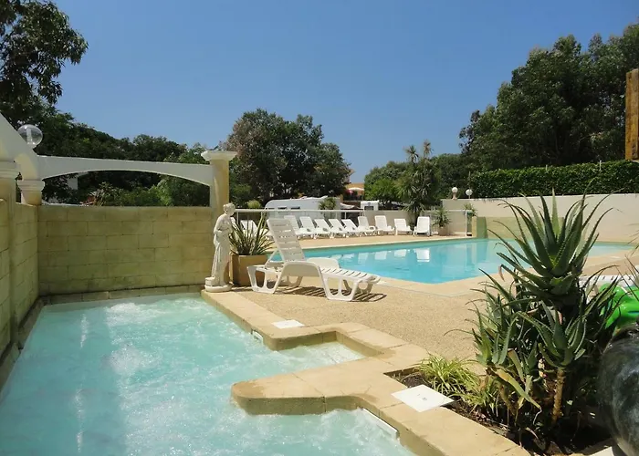 مكان تخييم Les Acacias 4*